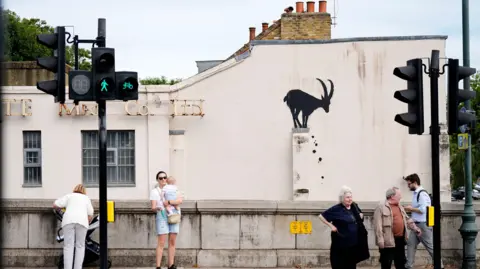 Szablon Banksy’ego PA Media przedstawiający kozę na ścianie domu w Kew, Richmond