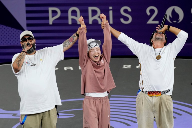 Japonka Ami Yuasa, znana jako B-Girl Ami, świętuje zdobycie złotego medalu podczas walki o złoty medal B-Girls w konkursie rozbijania w parku miejskim La Concorde podczas Letnich Igrzysk Olimpijskich 2024, w piątek 9 sierpnia 2024 r. w Paryżu we Francji. (AP Photo/Abbie Parr)