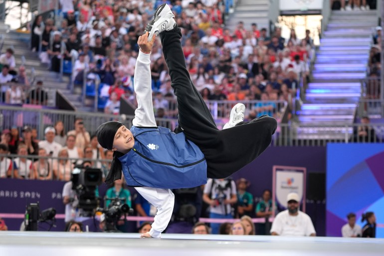 Litwinka Dominika Banevic, znana jako B-Girl Nicka, bierze udział w ćwierćfinałach B-Girls w konkursie breakdance w La Concorde Urban Park podczas Letnich Igrzysk Olimpijskich 2024, piątek, 9 sierpnia 2024 r. w Paryżu we Francji. (AP Photo/Frank Franklin)