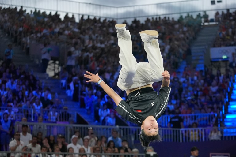 Chinka Qingyi Liu, znana jako B-Girl 671, bierze udział w walce o brązowy medal B-Girls w konkursie rozbijania w parku miejskim La Concorde podczas Letnich Igrzysk Olimpijskich 2024, piątek, 9 sierpnia 2024 r. w Paryżu we Francji. (AP Photo/Frank Franklin)