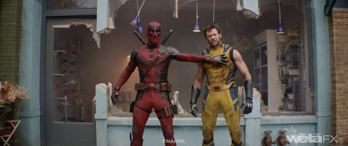 Deadpool (Ryan Reynolds) i Wolverine (Hugh Jackman) stoją razem przed zniszczonym frontem sklepu w filmie Deadpool i Wolverine