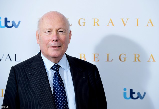 Twórca Downton Abbey, Julian Fellowes (na zdjęciu), powiedział: „Powinienem był pomyśleć, że pokazanie 15-latce Koszmaru z ulicy Wiązów stanowi znęcanie się nad dzieckiem. Nie mogę pozbyć się wrażenia, że ​​ci ludzie powinni częściej wychodzić z domu”