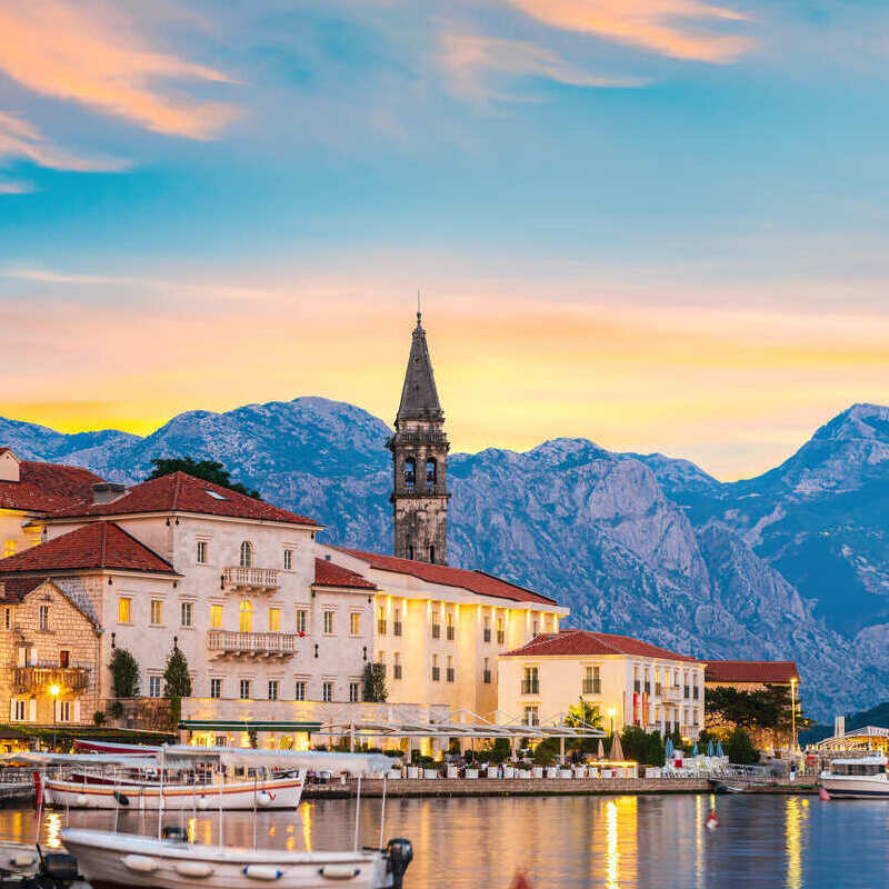 Historyczne dalmatyńskie miasto Perast w Zatoce Kotorskiej, Czarnogóra, Półwysep Bałkański