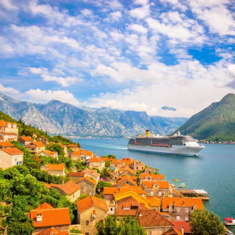 Piękny śródziemnomorski krajobraz. Statek wycieczkowy w pobliżu miasta Perast, zatoka Kotor