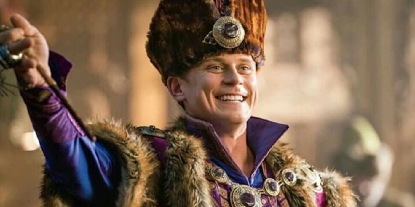 Billy Magnussen uśmiecha się jako książę Anders w filmie Aladyn jako książę Anders zyskuje spin-off