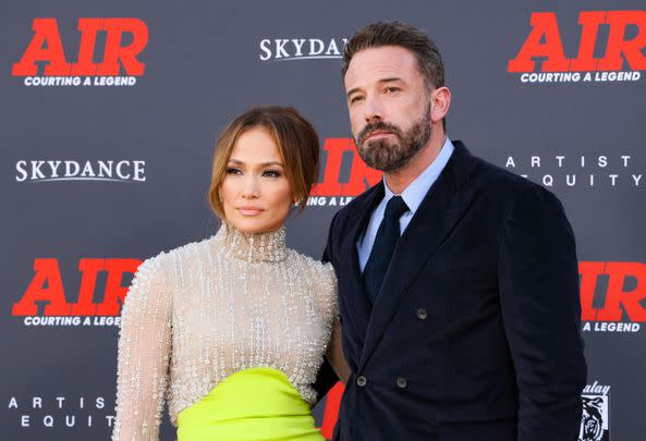 Według źródła Affleck i Lopez „czekają z ogłoszeniem oficjalnego rozstania, ponieważ chcą mieć pewność, że wszystko przebiegnie bezproblemowo, zwłaszcza gdy weźmie w tym udział każdy ze wspólników”.