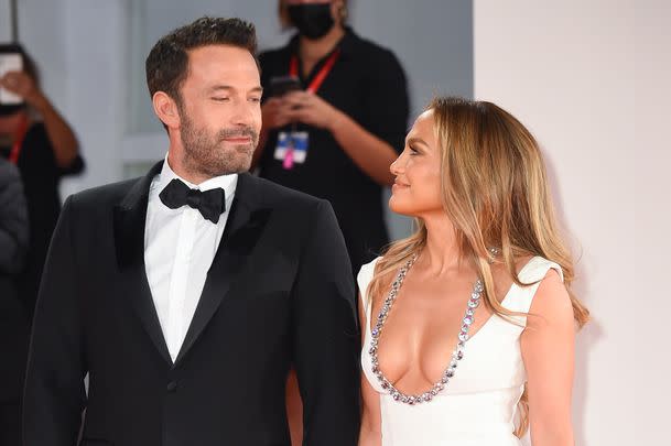 Affleck ma trójkę dzieci z Jennifer Garner: Violet, Fin i Samuel, a Lopez ma bliźniaki Maxa i Emme z Marcem Anthonym. Od czasu zawarcia związku małżeńskiego w 2022 r. Affleck i Lopez połączyli swoje rodziny pod jednym dachem, a teraz, jak twierdzi źródło ET, ich najwyższym priorytetem jest „upewnienie się, że dzieci czują się komfortowo z tą zmianą”.