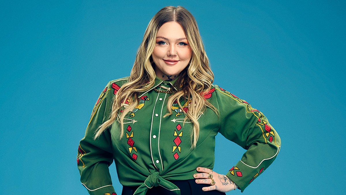 Elle King pozuje w zielonej bluzce