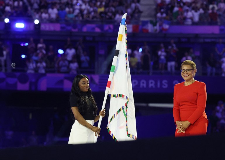 Burmistrz Los Angeles Karen Bass i Simone Biles ze Stanów Zjednoczonych podczas ceremonii zamknięcia. 