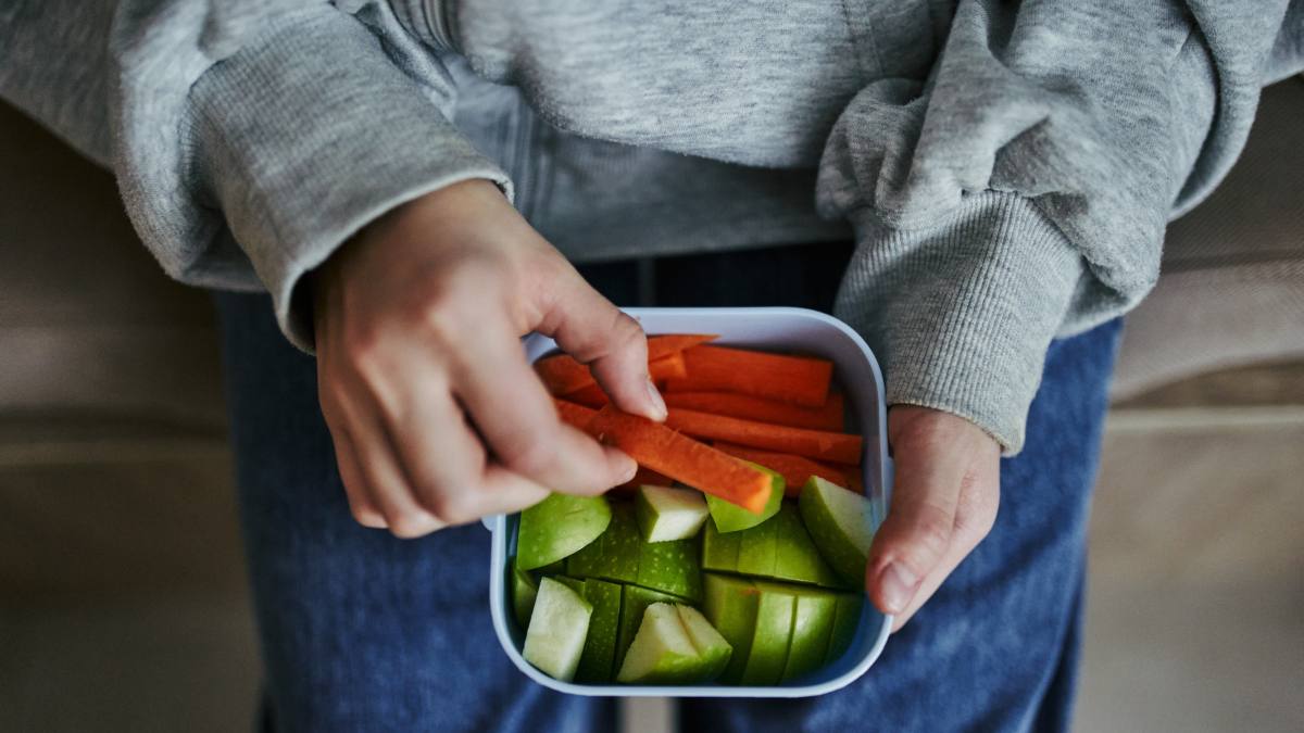 Kobieta jedząca warzywa może pomóc odwrócić stłuszczenie wątroby zanim stanie się niebezpieczne