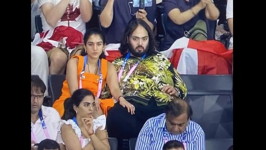 Anant Ambani, Radhika Merchant, Mukesh Ambani, Isha Ambani i Anand Piramal na Igrzyskach Olimpijskich w Paryżu w 2024 r.