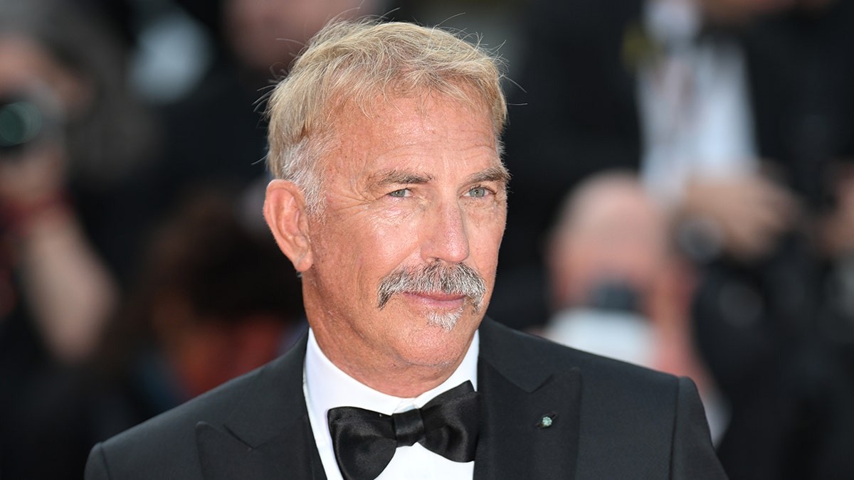 Kevin Costner w czarnej muszce i garniturze na premierze filmu Horizon w Cannes.