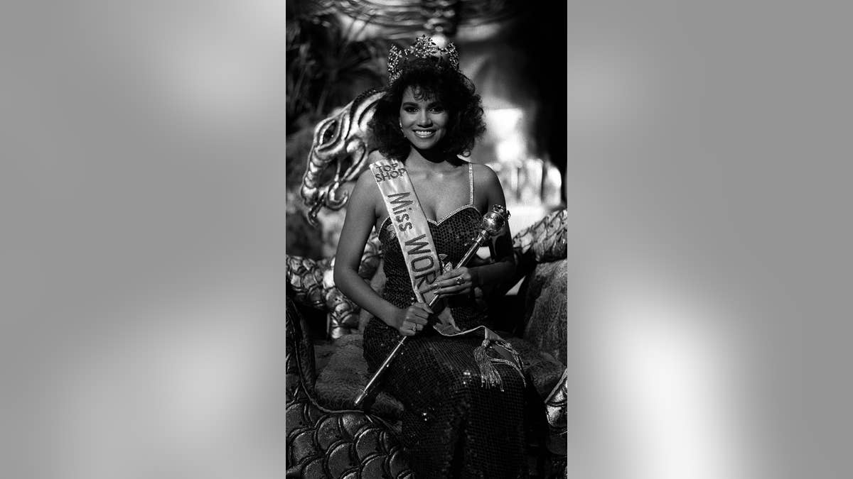 Czarno-białe zdjęcie Halle Berry w sukni na wybory Miss Świata w 1986 r.