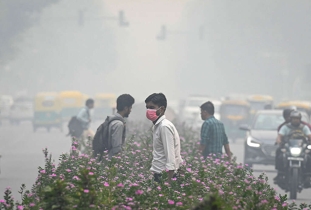 Gęsty smog widziany w otoczeniu wzrostu poziomu zanieczyszczeń w Barakhamba 2 listopada 2023 r. w New Delhi w Indiach. Wskaźnik jakości powietrza (AQI) pozostał na poziomie "bardzo biedny" kategoria szósty dzień z rzędu 2 listopada. Od czwartku o godz. 11 rano obszar Anand Vihar w Delhi jest obszarem najbardziej dotkniętym, z wskaźnikiem AQI 740. Głównym powodem niebezpiecznej sytuacji w Delhi NCR jest niska prędkość wiatru i ciągłe wypalanie ściernisk w stanie Pendżab, co powoduje spadek jakości powietrza. © Sanchit Khanna/Hindustan Times via Getty Images