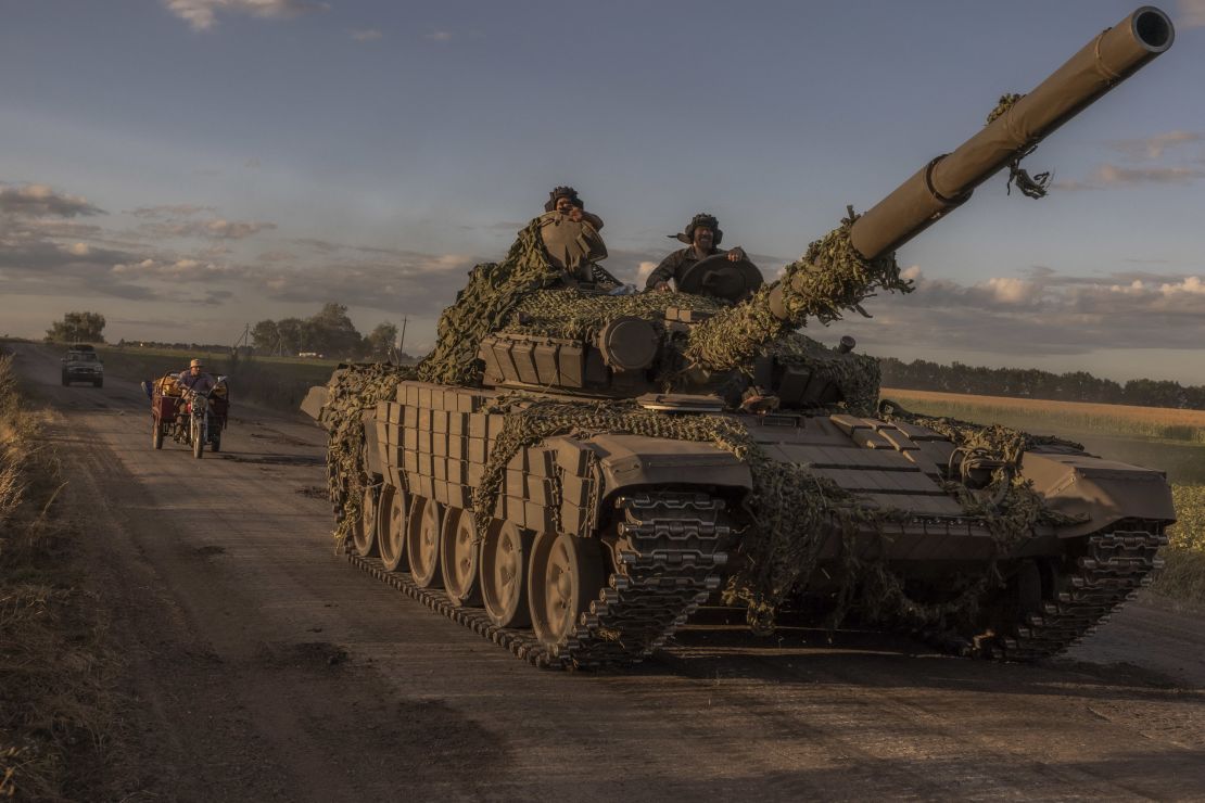 Ukraińscy żołnierze obsługują radziecki czołg T-72 w obwodzie sumskim, przy granicy z Rosją, 12 sierpnia.