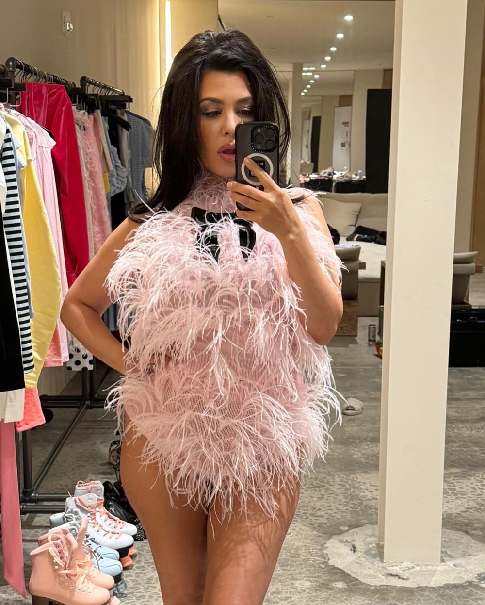 Kourtney Kardashian dostarcza dramatyzmu w różowym body z piórami