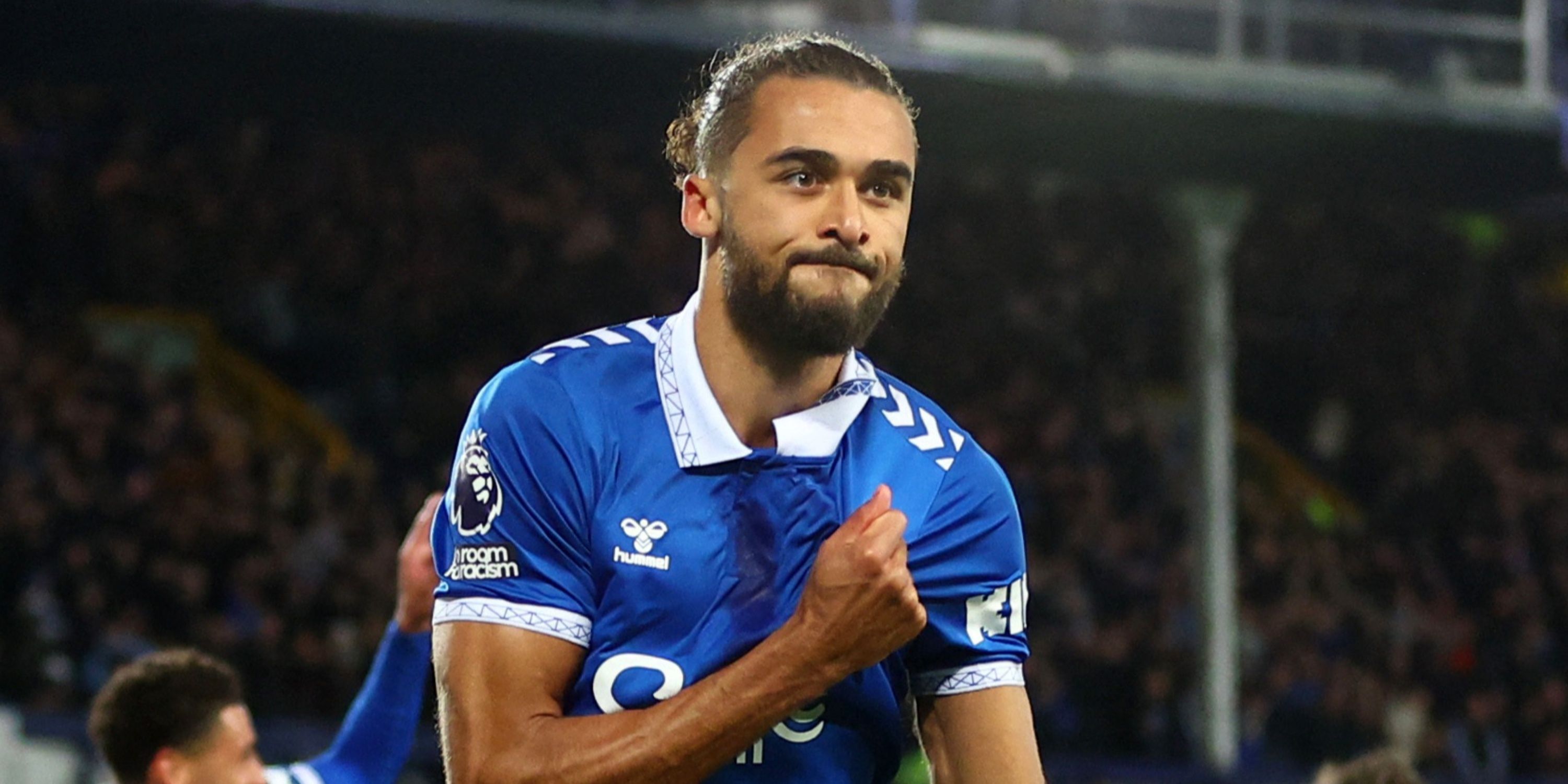 Napastnik Evertonu Dominic Calvert-Lewin świętuje po zdobyciu gola