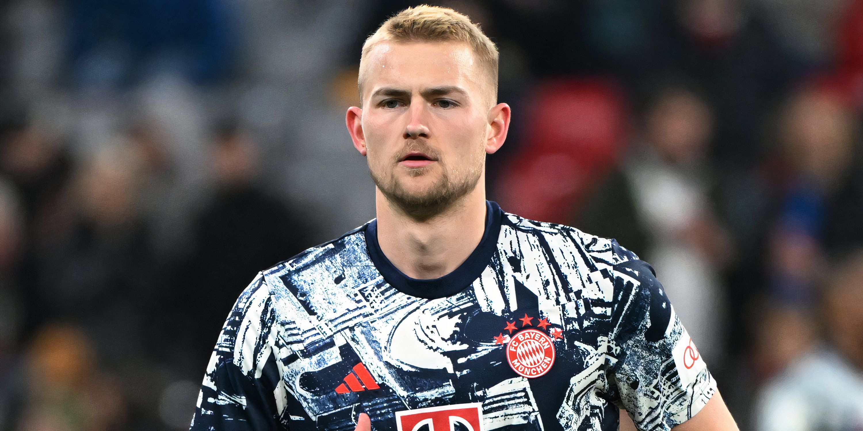 Środkowy obrońca Bayernu Monachium Matthijs de Ligt podczas rozgrzewki przed meczem