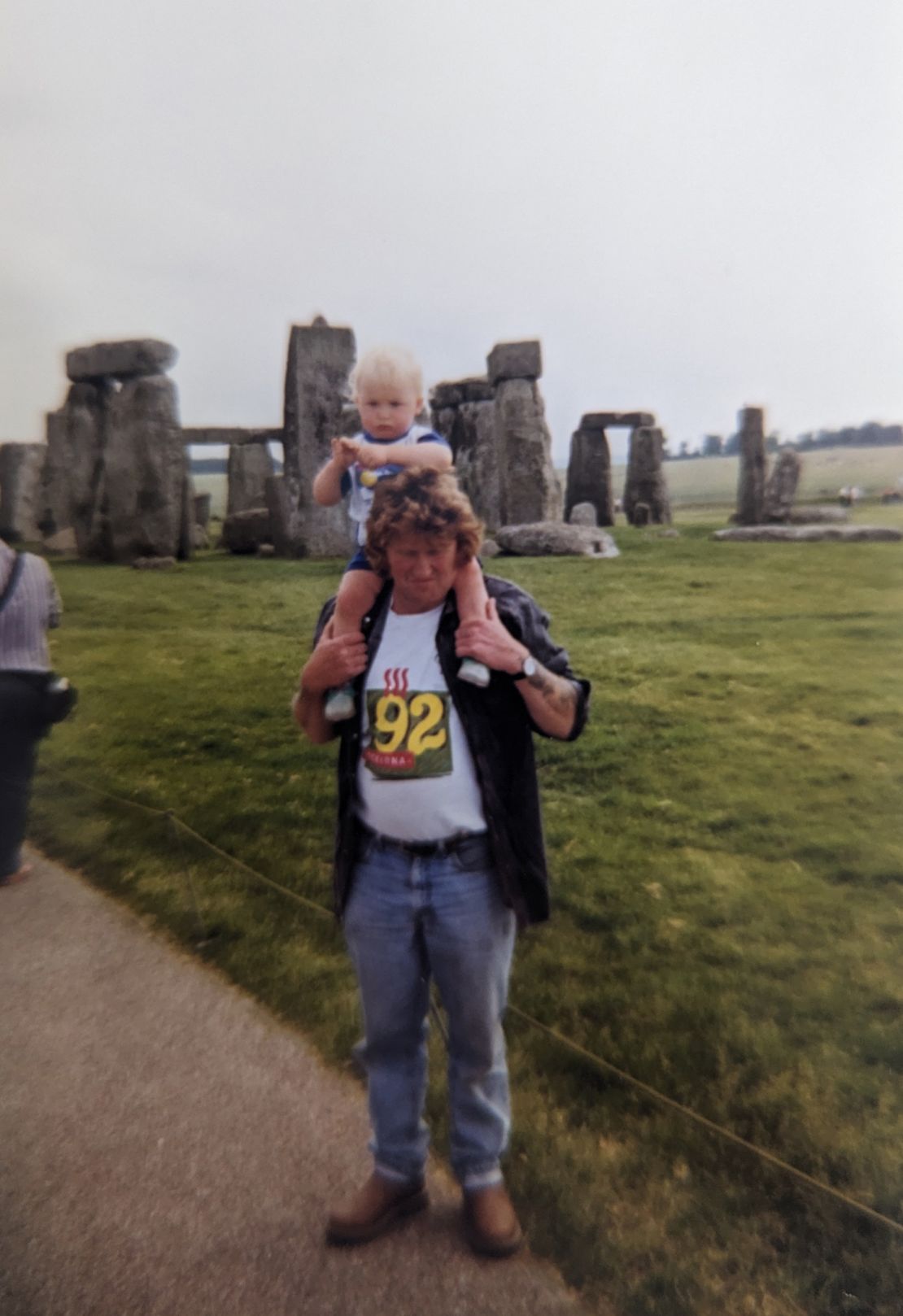 Anthony Clarke odwiedził Stonehenge w 1998 roku, mając zaledwie rok, wraz ze swoim ojcem.