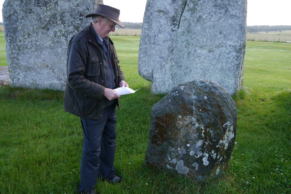 Profesor Richard Bevins bada kamień Bluestone 46, ryolit pochodzący najprawdopodobniej z północnego Pembrokeshire.