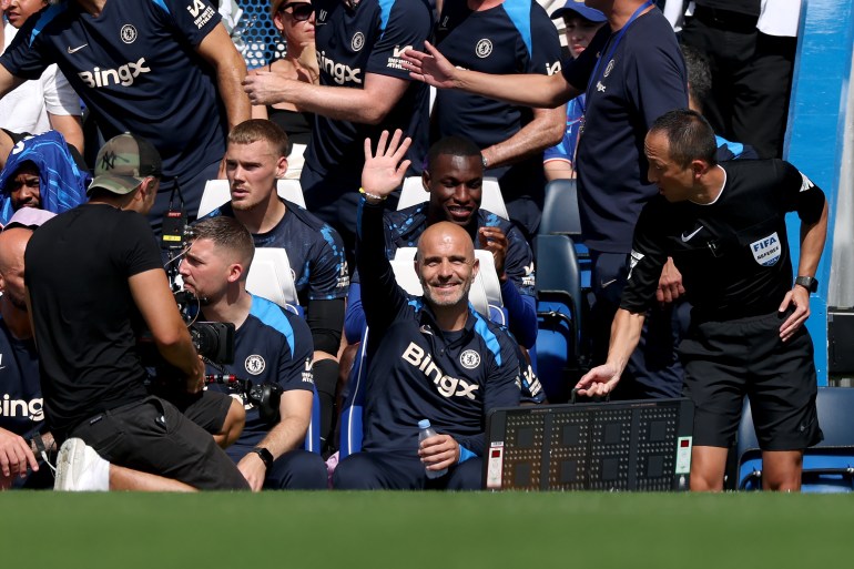 LONDYN, ANGLIA - 11 SIERPNIA: Enzo Maresca, trener główny Chelsea, dziękuje kibicom podczas towarzyskiego meczu przedsezonowego pomiędzy Chelsea i FC Internazionale na Stamford Bridge 11 sierpnia 2024 r. w Londynie w Anglii. (Zdjęcie: Eddie Keogh/Getty Images)