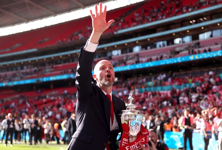 LONDYN, ANGLIA - 25 MAJA: Erik ten Hag, menadżer Manchesteru United, świętuje z trofeum podczas finału Emirates FA Cup pomiędzy Manchesterem City i Manchesterem United na stadionie Wembley 25 maja 2024 r. w Londynie w Anglii. (Zdjęcie: Alex Pantling/Getty Images)