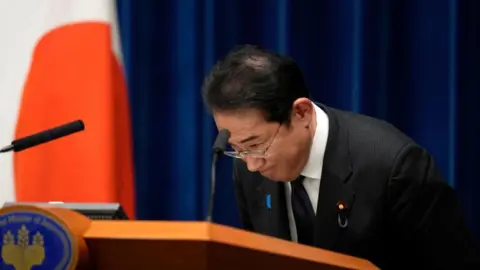 Getty Images Premier Japonii Fumio Kishida kłania się na zakończenie konferencji prasowej w biurze premiera w Tokio, 13 czerwca 2023 r. 