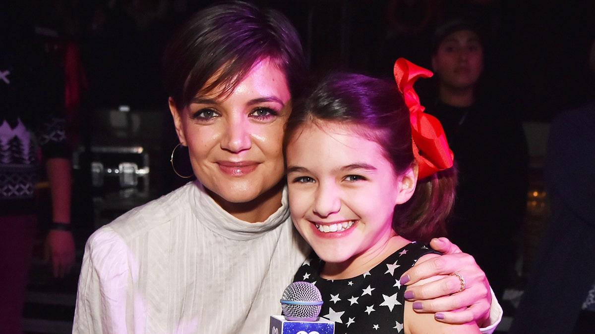 Katie Holmes i jej córka Suri Cruise na Jingle Ball.