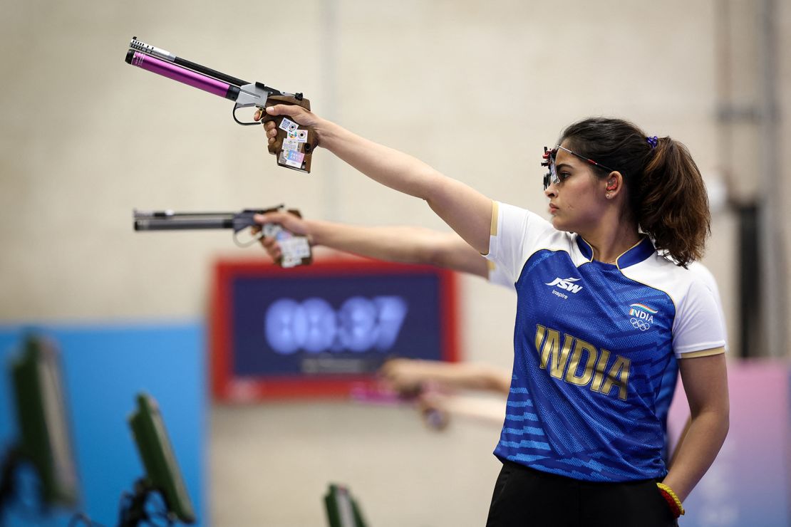 Zawodnik Indii Manu Bhaker bierze udział w meczu drużyn mieszanych o brązowy medal w strzelaniu z pistoletu pneumatycznego z 10 metrów podczas Igrzysk Olimpijskich Paryż 2024 w Chateauroux Shooting Centre 30 lipca 2024 r.