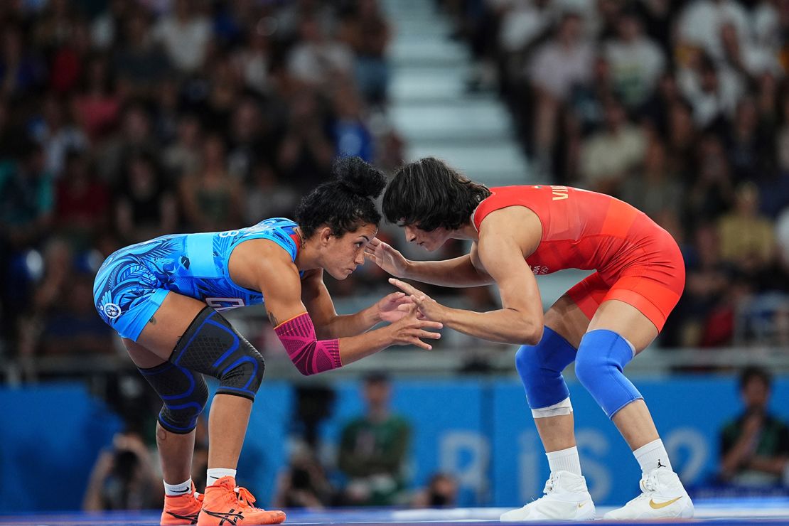 Vinesh Phogat (na czerwono) z Indii zmierzy się z Yusneylis Guzman Lopez z Kuby podczas półfinału olimpijskiego w zapasach w stylu wolnym kobiet w wadze 50 kg na Champ de Mars Arena 6 sierpnia 2024 r. w Paryżu.