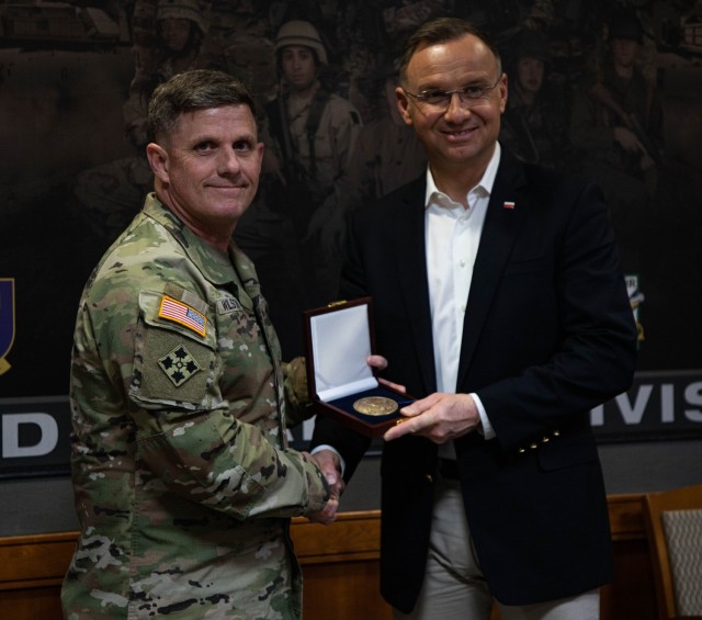 Prezydent Polski Andrzej Duda otrzymuje prezent od generała brygady armii USA Jeremy'ego Wilsona, zastępcy dowódcy manewrów 3. Dywizji Piechoty w Fort Stewart w stanie Georgia, 13 marca 2024 r. Polska i Stany Zjednoczone cieszą się głęboką i...