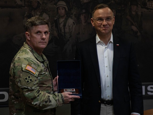 Prezydent RP Andrzej Duda wręcza prezent gen. bryg. Jeremy'emu Wilsonowi, zastępcy dowódcy generalnego manewrów 3. Dywizji Piechoty (3ID) armii USA, w Fort Stewart w stanie Georgia, 13 marca 2024 r. Wizyta Dudy ma miejsce w momencie, gdy wiele jednostek 3ID...