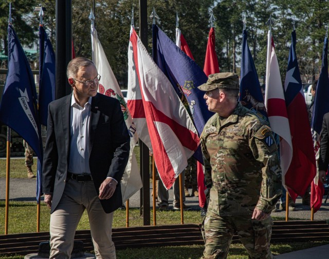 Prezydent Polski Andrzej Duda wkracza do kwatery głównej 3. Dywizji Piechoty (3ID) z generałem brygady armii USA Jeremym Wilsonem, zastępcą dowódcy manewrów 3ID w Fort Stewart w stanie Georgia, 13 marca 2024 r. Różne jednostki 3. Dywizji Piechoty...