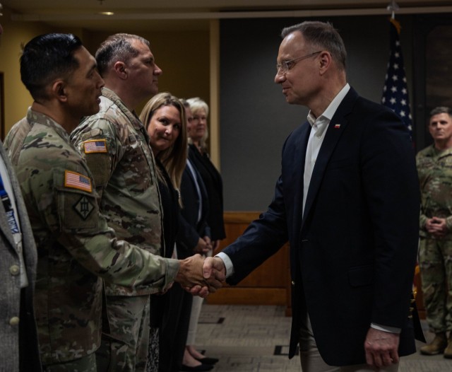 Prezydent Polski Andrzej Duda wita się z dowództwem 3. Dywizji Piechoty (3ID) podczas wizyty w Fort Stewart w stanie Georgia, 13 marca 2024 r. Wizyta Dudy ma miejsce w momencie, gdy wiele jednostek 3ID jest obecnie rozmieszczonych w regionie bałtyckim w ramach...