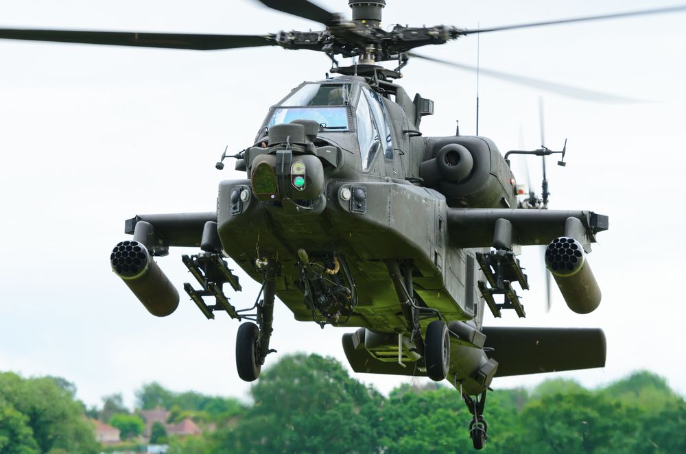 Boeing AH-64 Apache lecący na niebie.