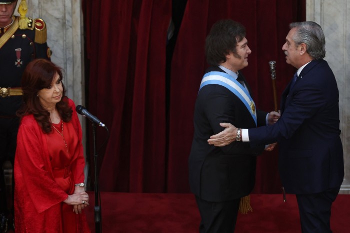 Przychodzący prezydent Argentyny Javier Milei (po lewej) witany jest przez ustępującego prezydenta Alberto Fernandeza obok ustępującej wiceprezydent Cristiny Fernandez de Kirchner