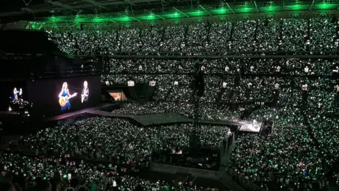 Taylor Swift występująca z Edem Sheeranem na stadionie Wembley.