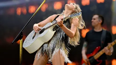 Getty Images Taylor Swift gra na gitarze