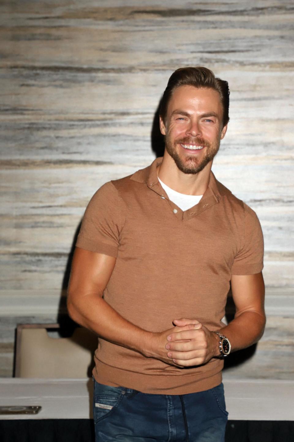 Derek Hough w brązowej koszuli