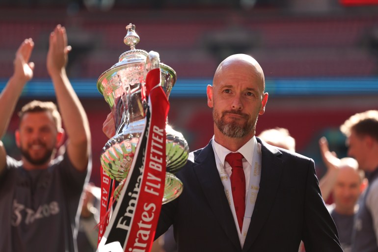 Menedżer Manchesteru United Erik ten Hag przetrwał wewnętrzną kontrolę swojej pozycji po najgorszym w historii Premier League zajęciu ósmego miejsca. Ten Hag utrzymał swoją posadę głównie dzięki szokującemu zwycięstwu w finale Pucharu Anglii z Manchesterem City w zeszłym sezonie.