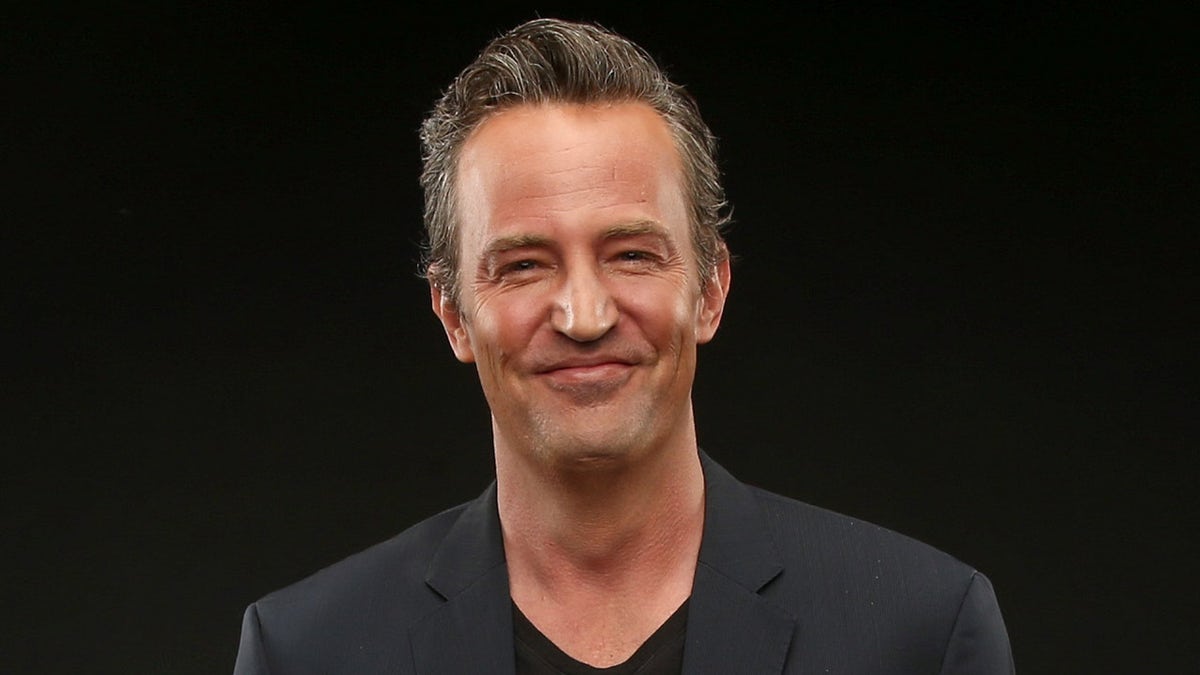 Matthew Perry uśmiecha się podczas sesji portretowych w studiu podczas trasy TCA