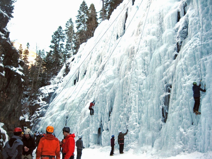 Wspinacze po lodzie w Ouray Ice Park