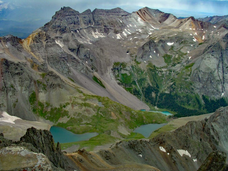 Widok na góry skaliste, jeziora i śnieg w pobliżu OUray