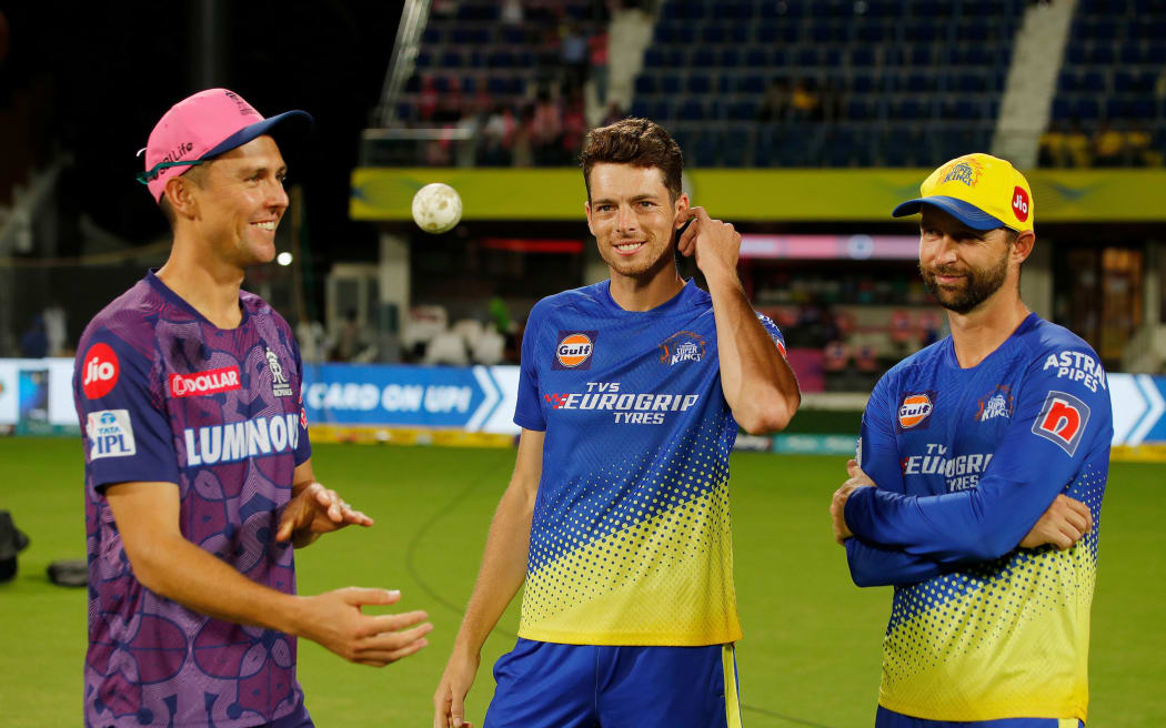 Trent Boult z Rajasthan Royals, Devon Conway z Chennai Super Kings i Mitchell Santner z Chennai Super Kings podczas Indian Premier League 2023.