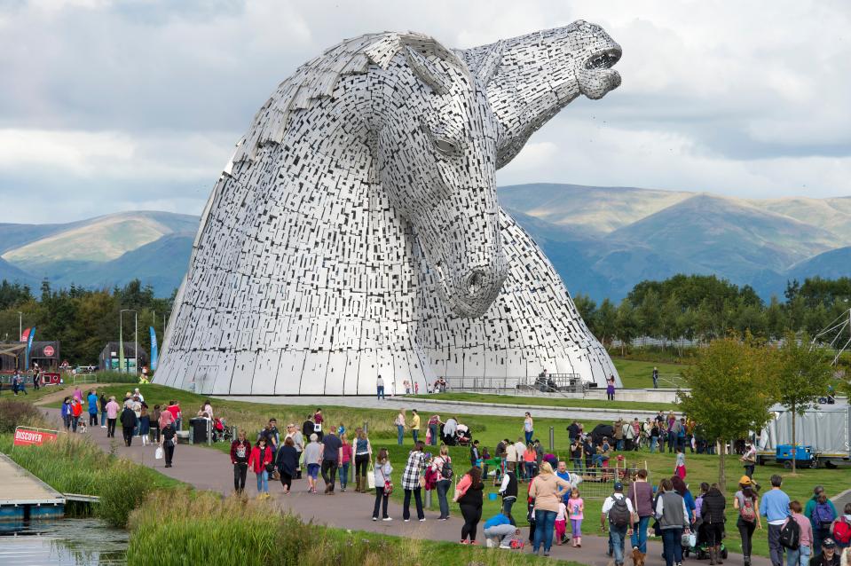 Ogromne posągi kelpies można znaleźć w Helix Park