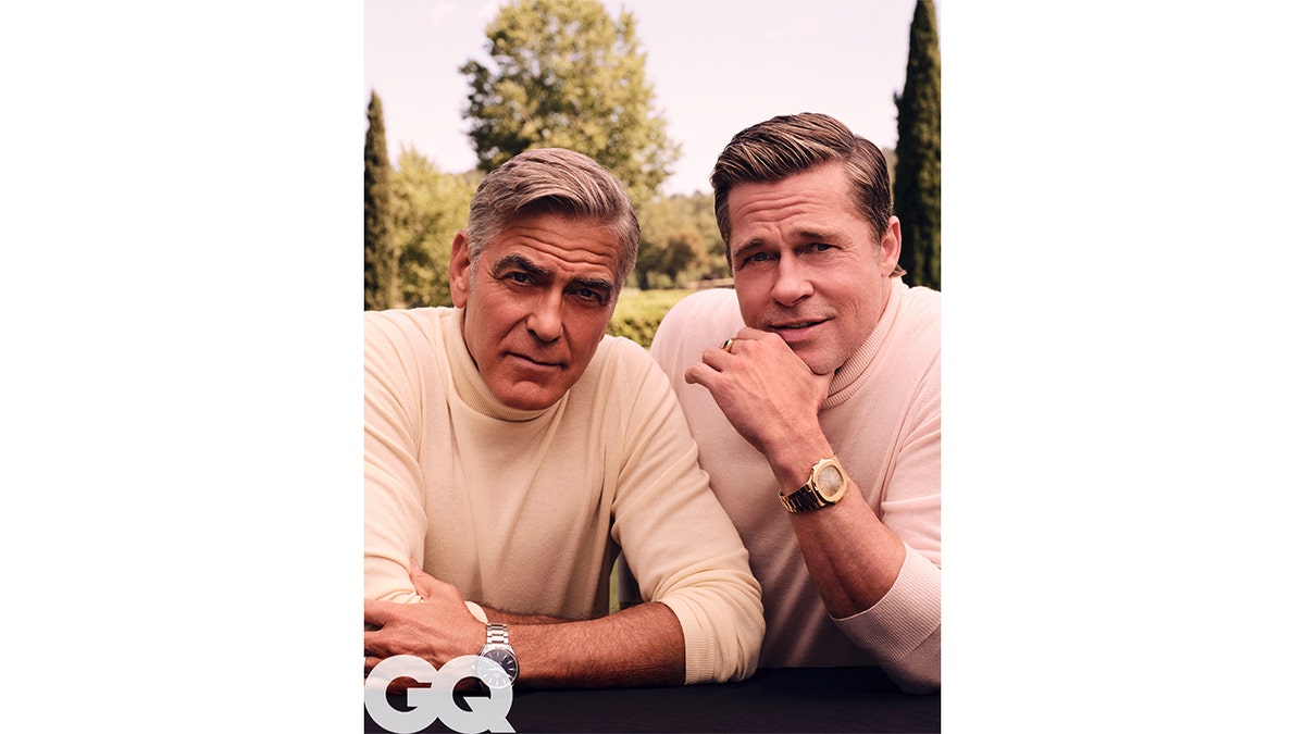 George Clooney i Brad Pitt siedzą na zewnątrz w Miraval we Francji