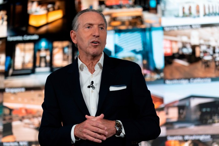 Howard Schultz przemawia z wnętrza kawiarni Starbucks