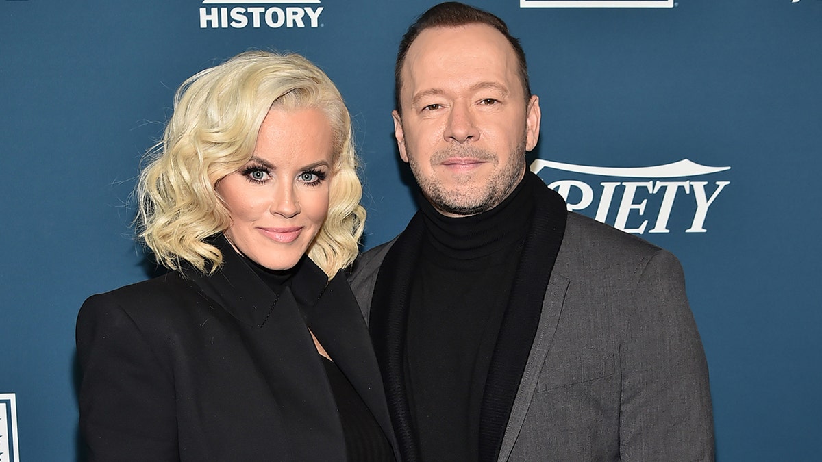 Jenny McCarthy i Donnie Wahlberg na czerwonym dywanie podczas wydarzenia Variety.