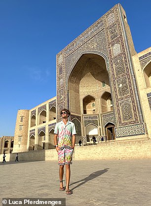 Luca stoi przy Medresie Poikalyan w Bucharze w Uzbekistanie, który, jak twierdzi, jest „niedocenianym” krajem