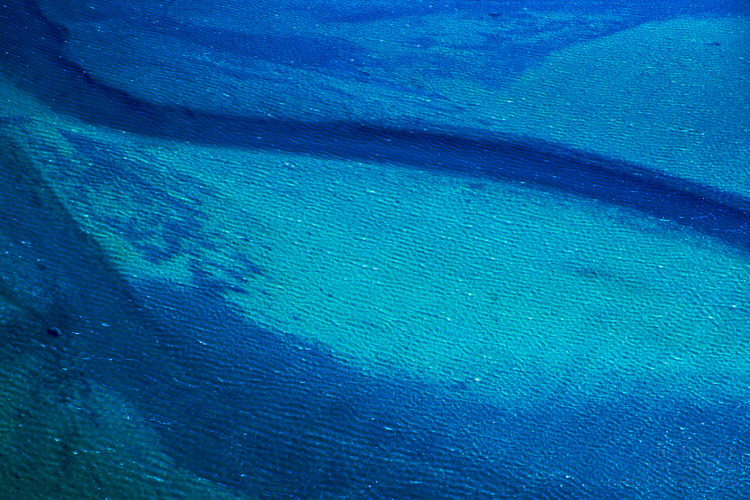 ocean sfotografowany z wysoka, abstrakcyjna fotografia przyrodnicza